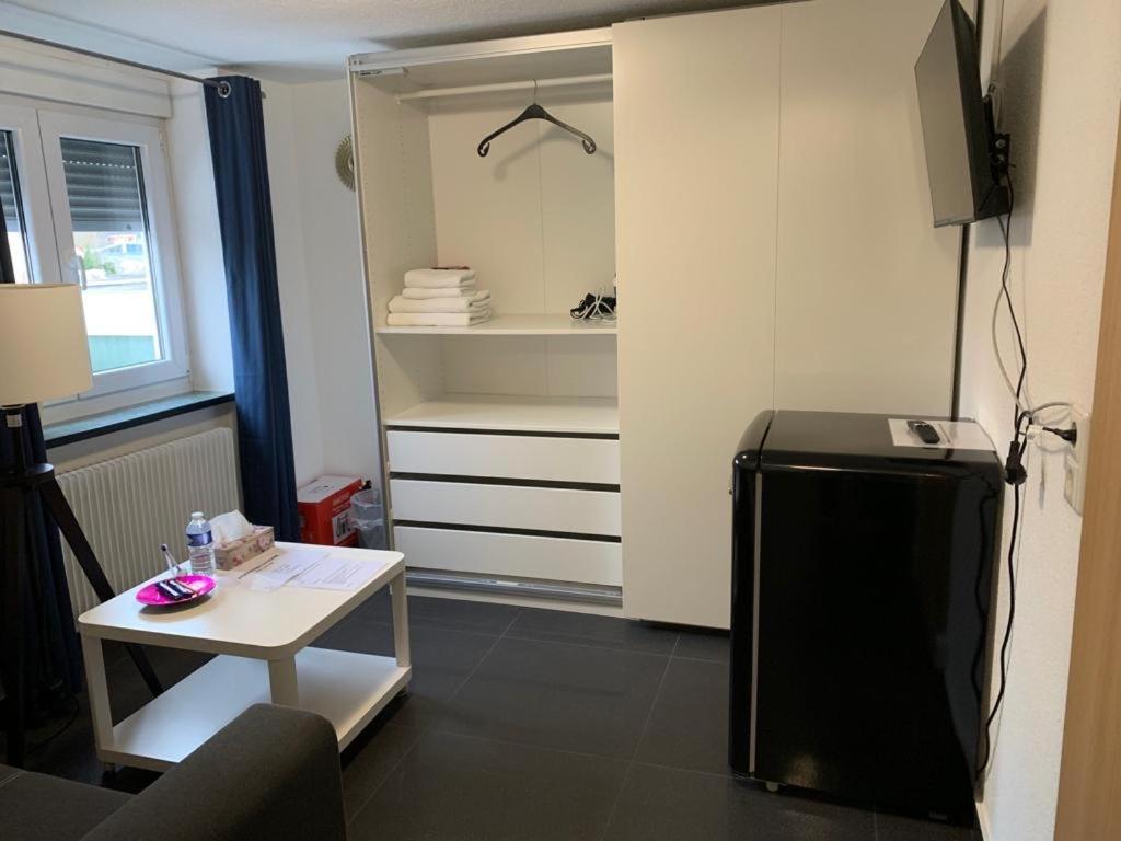 Guenstige Zimmer-Unterkunft Zimmer Mit Gemeinschaftsbad Lörrach Esterno foto