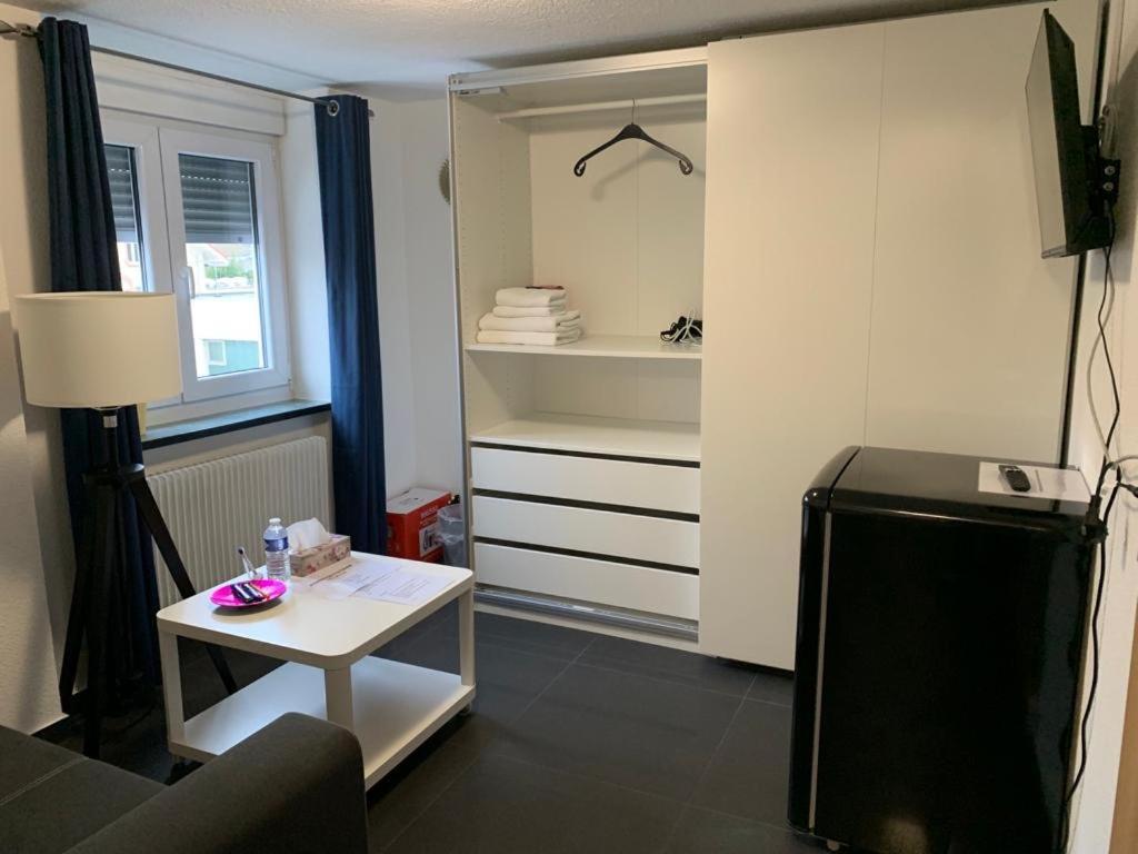 Guenstige Zimmer-Unterkunft Zimmer Mit Gemeinschaftsbad Lörrach Esterno foto